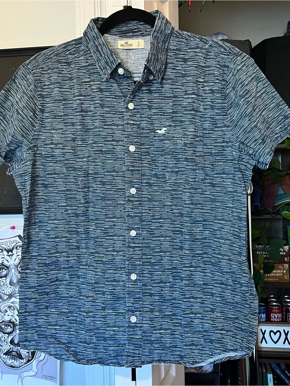 Hollister Men’s Blue Short-Sleeve Button-Down Shirt in Size Small